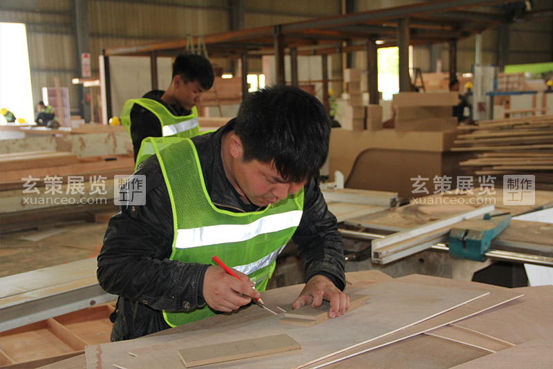蜜桃黄色网站展览工厂木工工人